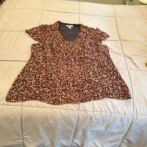 Nine West Woman Print Top. Gently used- like new. Size 22W.